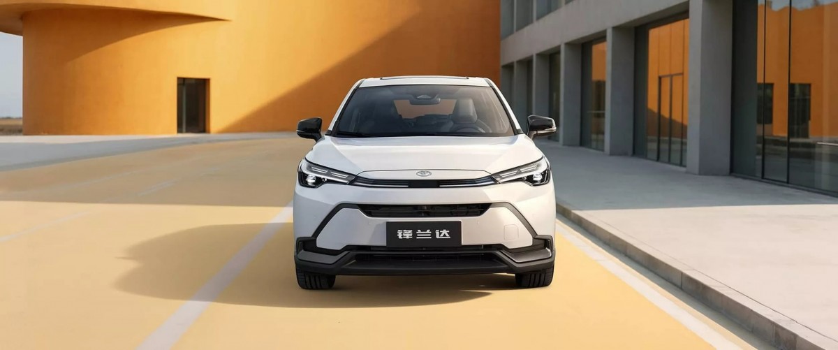 鋒蘭達的全新車頭設計採用了與GR Sport相似的運動化車頭設計，配上大量封閉式的飾板與簡化進氣口，呈現出明顯的純電車視覺語彙。