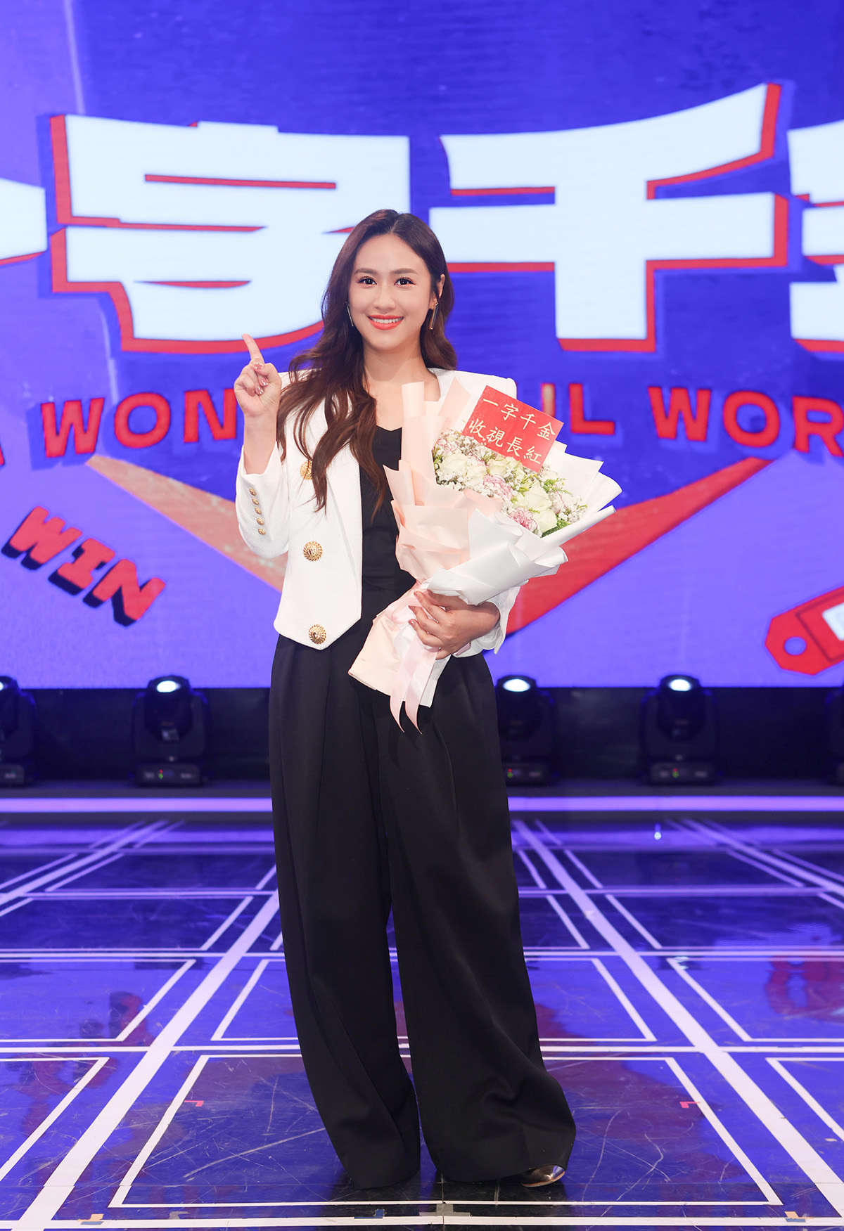 Sandy吳姍儒說,雖然國中畢業就出國了,但就是一邊主持一邊學。_圖片提供公視