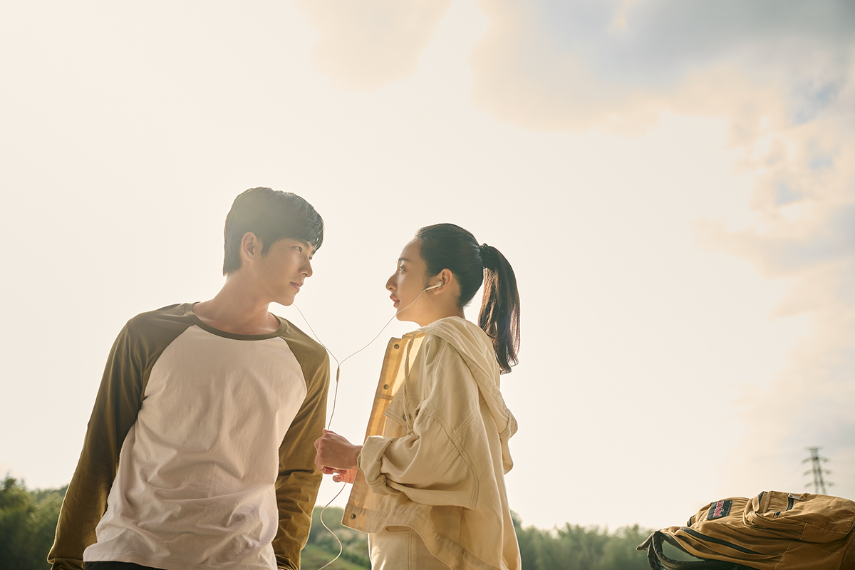 【車勢星聞】曾敬驊、李沐《如果我不曾見過太陽》共譜飛蛾與蝴蝶絕美末日戀曲。（圖：Netflix提供） 