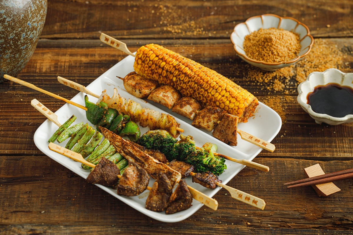 世界素食日也能盡情大啖燒烤、麵類美食。（示意圖：品牌提供）