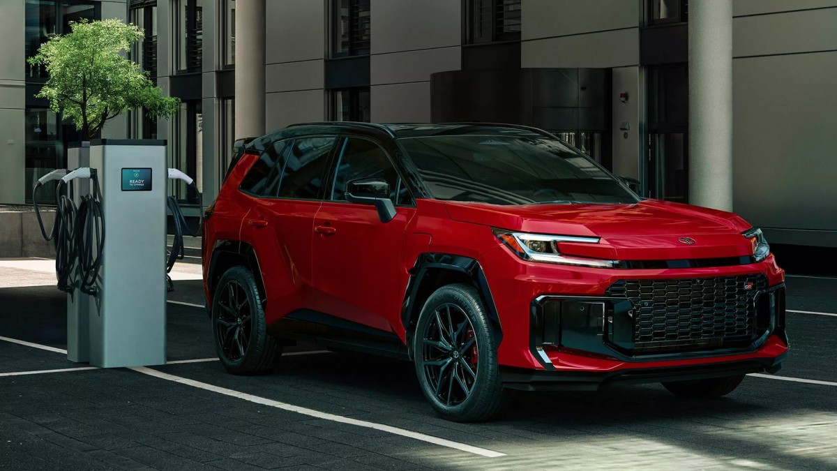 有些人認為電動車銷售不佳除了基礎設施的原因之外，Toyota自家Prius系列先前的大規模召回事件所造成的品牌信任度波動。