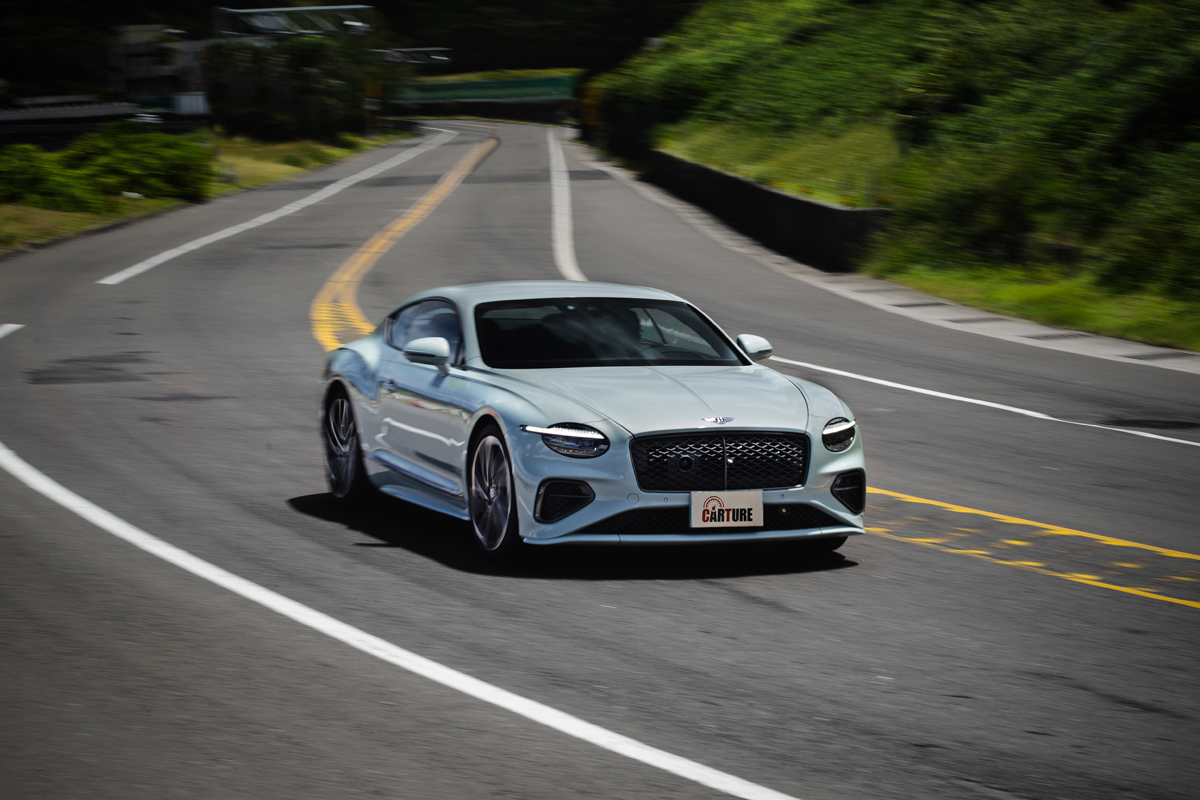 全新Continental GT Speed換搭4.0升V8渦輪引擎+插電式油電系統，能繳出782ps/102kgm最大動力。