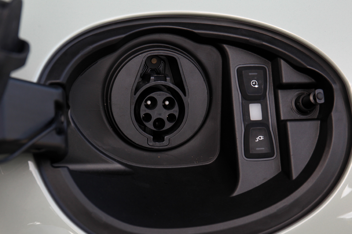 25.9kWh電池讓Continental GT Speed具備81公里純電行駛里程和140km/h極速。