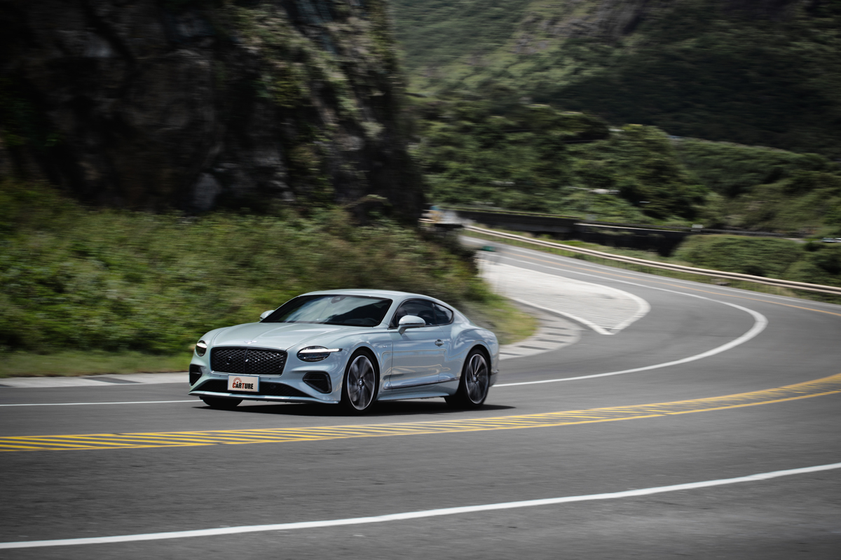 Continental GT Speed配備雙氣室與氣壓彈簧搭配雙閥門阻尼懸吊系統，無論路面品質有多不佳都能化解轉為精緻細膩回饋。