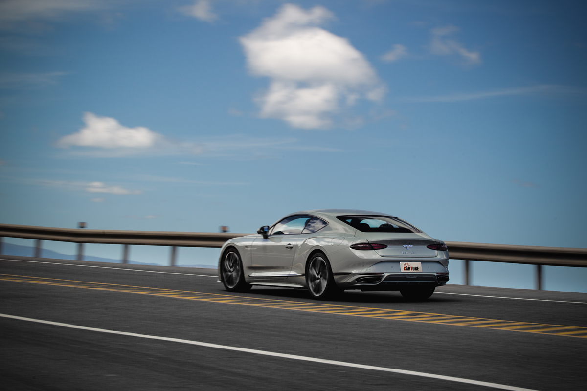 絕佳的乘坐質感和純電模式，Continental GT Speed可以很愜意的行駛海岸公路欣賞風景。