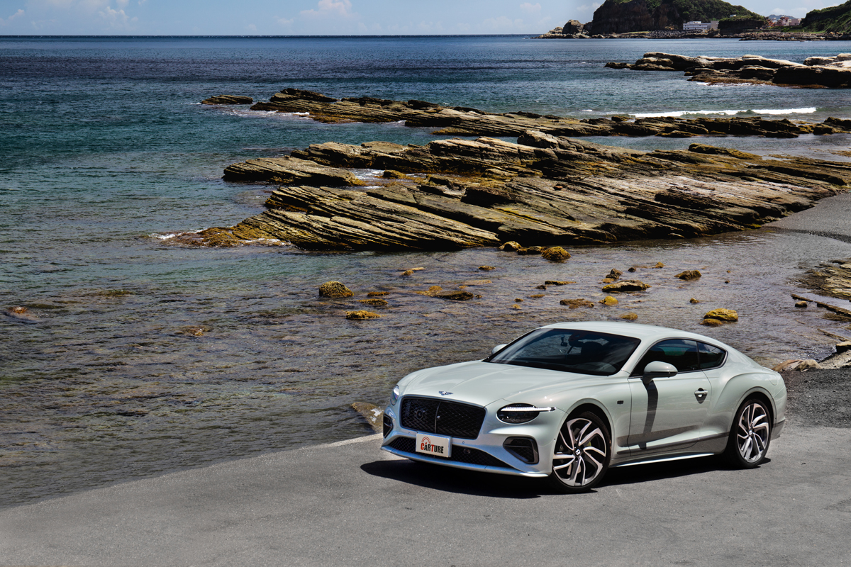 全新Continental GT Speed外觀取消雙圓燈，首次採用單側單圓燈結合燈眉日行燈設計。