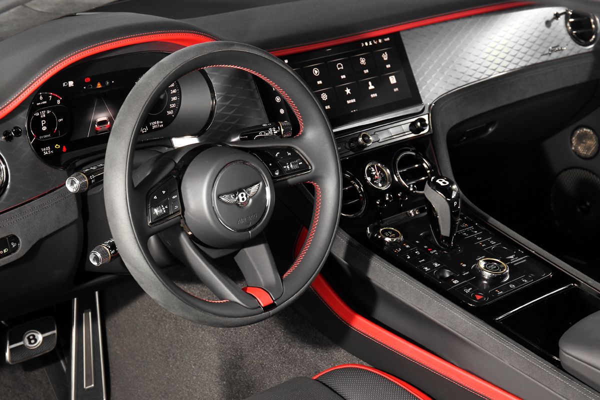 Continental GT Speed座艙運用頂級皮革、麂皮與菱格紋飾板營造豪華與運動氛圍。