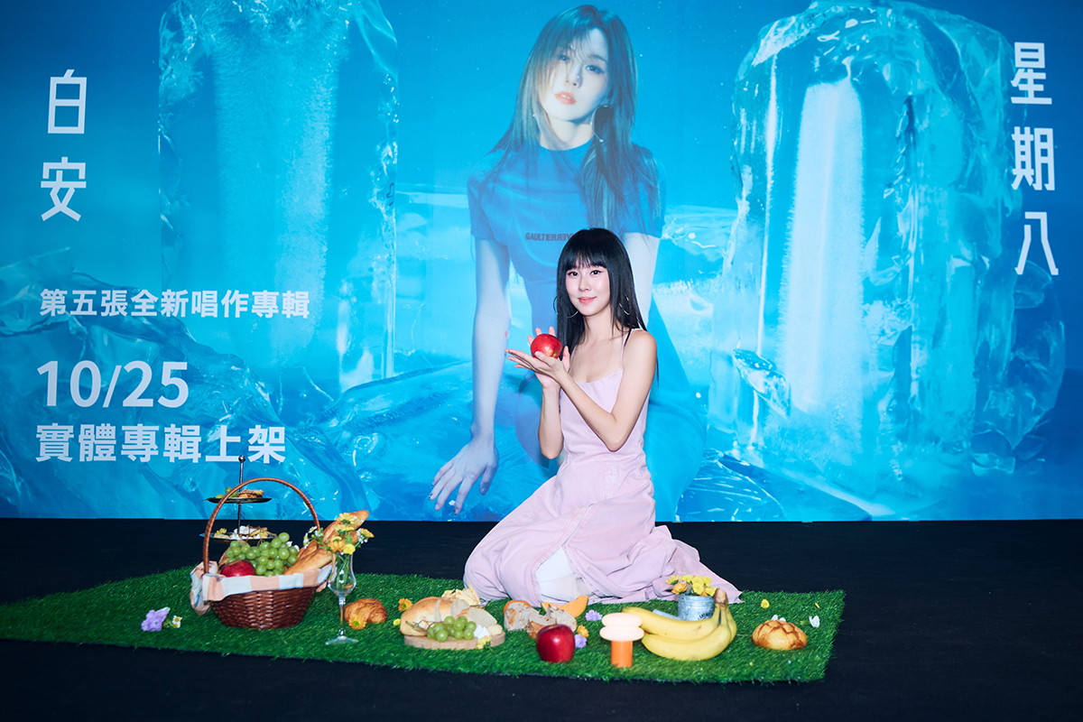 【車勢星聞】白安推出專輯《星期八》，操作電子樂器獻唱新曲。（圖：相信音樂提供） 