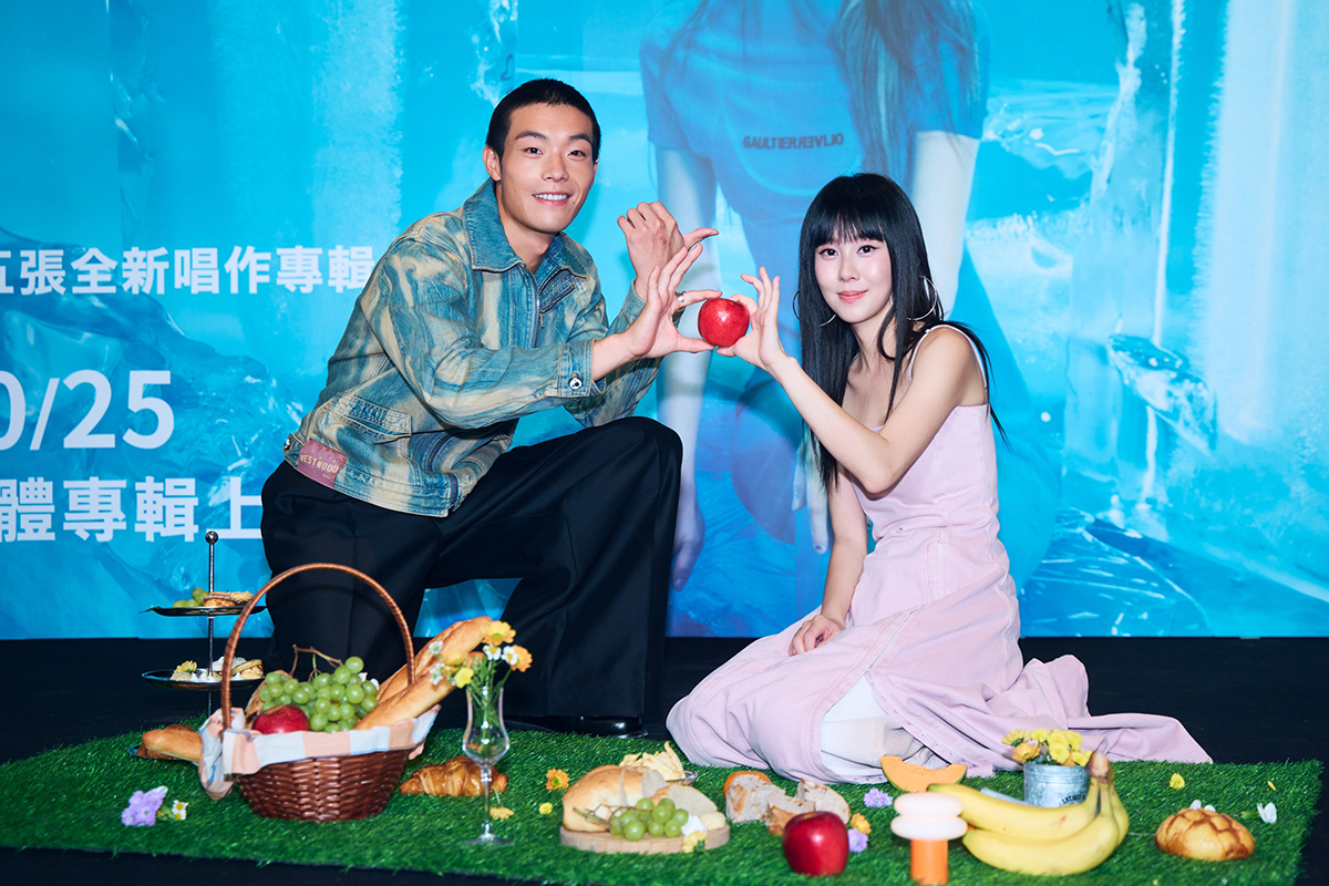 【車勢星聞】白安推出專輯《星期八》，操作電子樂器獻唱新曲。（圖：相信音樂提供） 