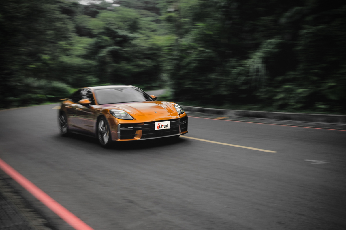 Panamera Turbo E-Hybrid搭載4.0升V8渦輪引擎+PHEV，擁有680ps/94.8kgm綜效動力。