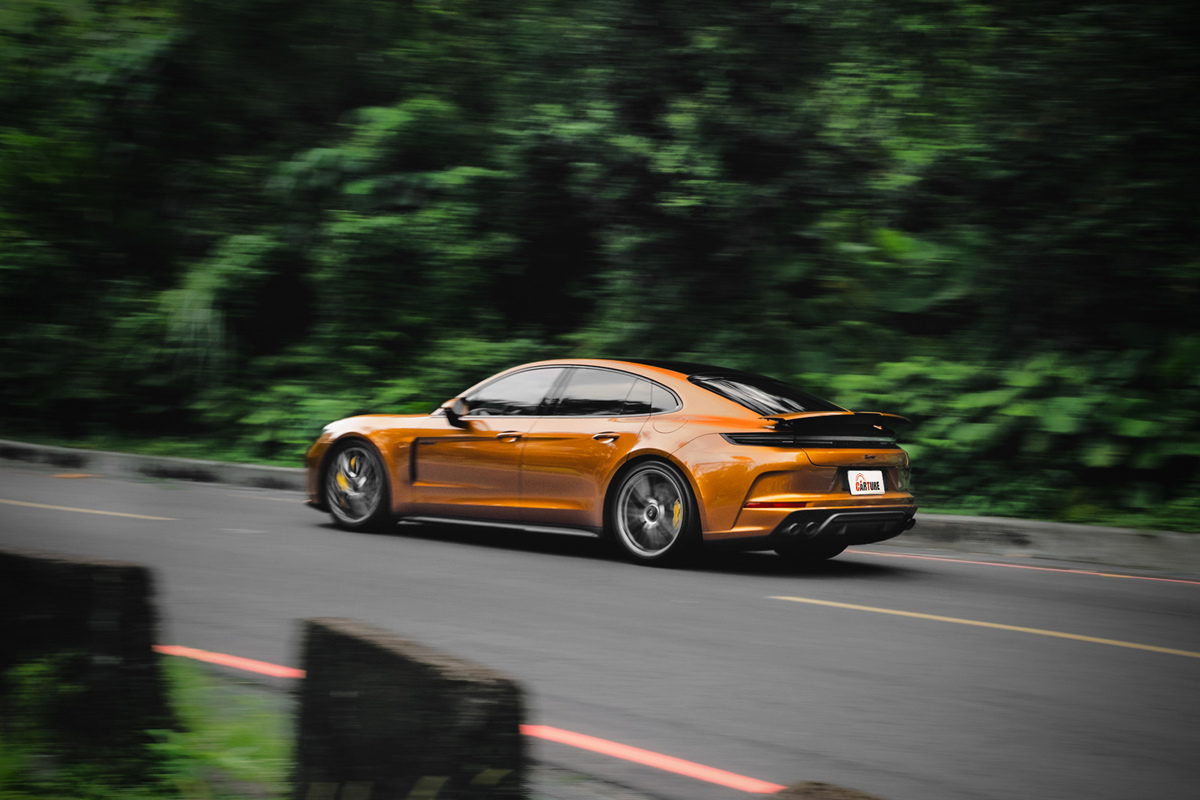 受惠於電動馬達助益，Panamera Turbo E-Hybrid起步幾乎沒有任何遲疑展現迅速反應。