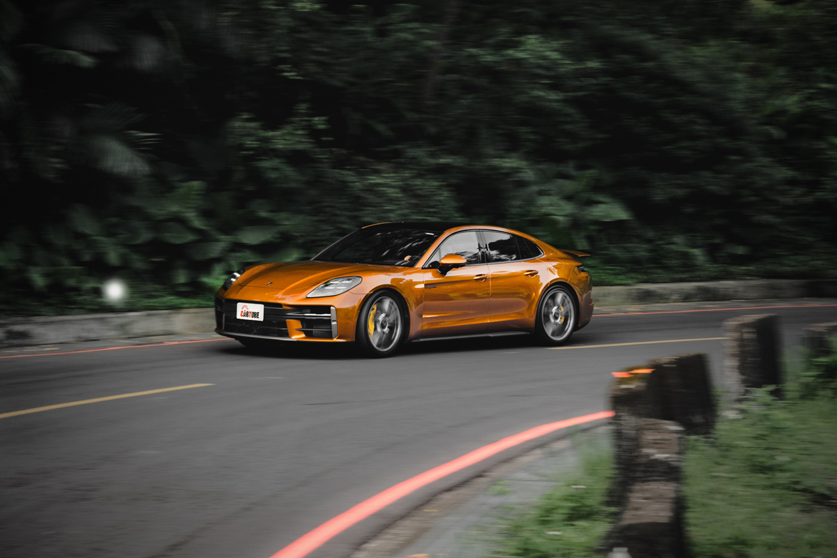 建議一定要選配Active Ride主動車高控制與後輪轉向系統，這兩大利器讓Panamera Turbo E-Hybrid在彎中有著犀利身手和幾乎毫無側傾。