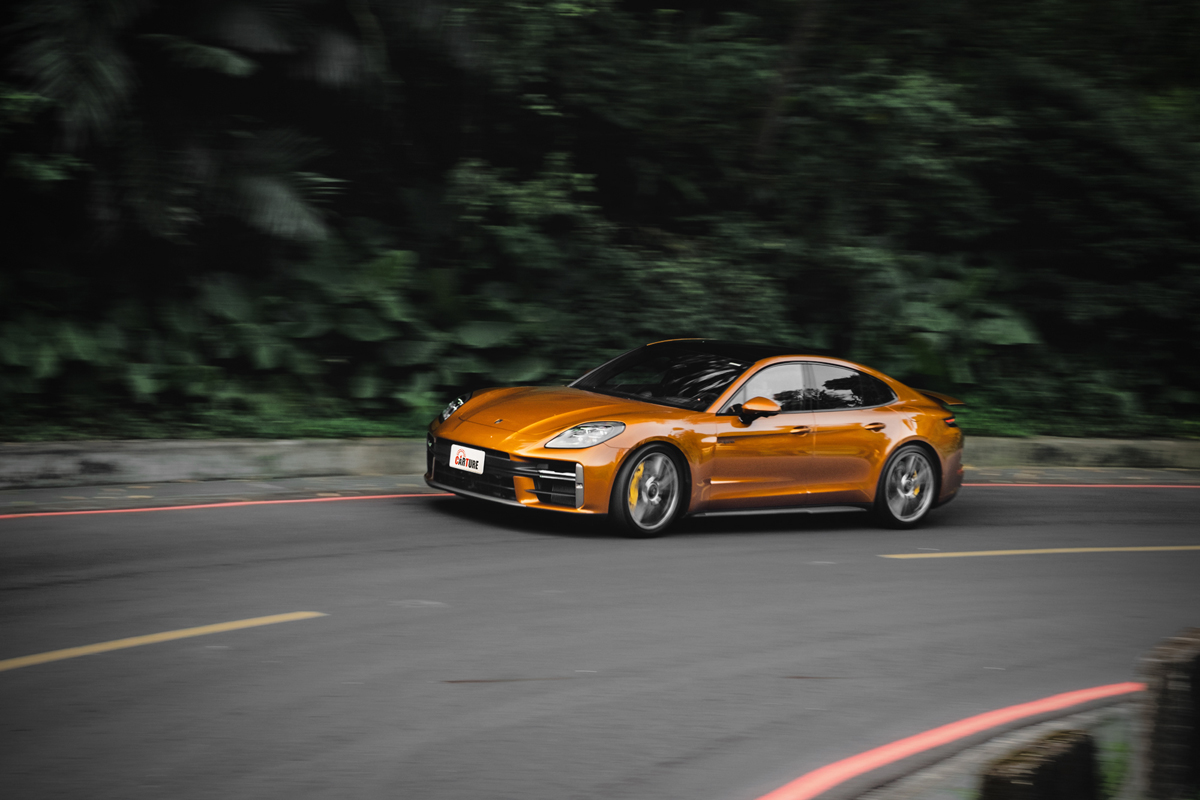 Panamera Turbo E-Hybrid不僅殺彎過癮，於一般道路也有極為舒適的乘坐質感。
