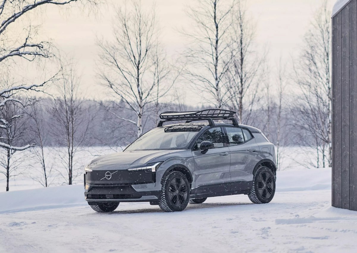 EX30推出Cross Country車型，主打略微越野風格。