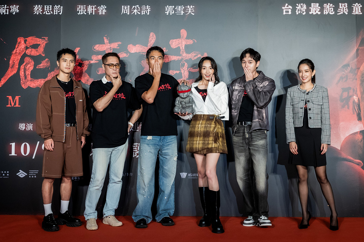 【車勢星聞】《泥娃娃》將於9日上映，主演楊祐寧、蔡思韵、張軒睿、周采詩、黃建群、李冠毅帶著「泥娃本尊」出席首映會。〈照片：天予電影提供〉