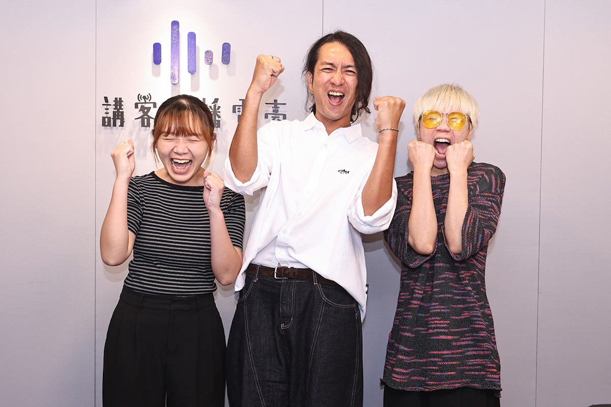 【車勢星聞】1008客語廣播節目《音樂大亂鬥》由拷秋勤樂團主唱「朱皮」1008 拷秋勤主唱「朱皮」朱品諭(中)與曾入圍金曲客語專輯獎的「聖代」謝宣圻(右),攜手節目企劃之一「阿儒」戴君儒主持。(圖:客委會會提供)