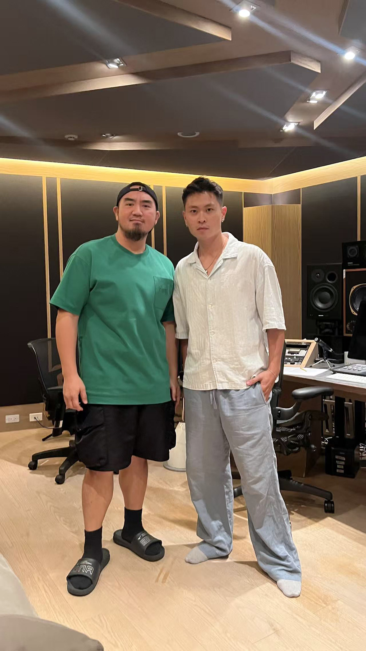 【車勢星聞】這張專輯LINION 特別邀請金曲歌王 Matzka 跨刀合作,以幽默口吻對話 AI 世代的「Chill 哲學」。〈照片提供:嘿黑豹工作室〉