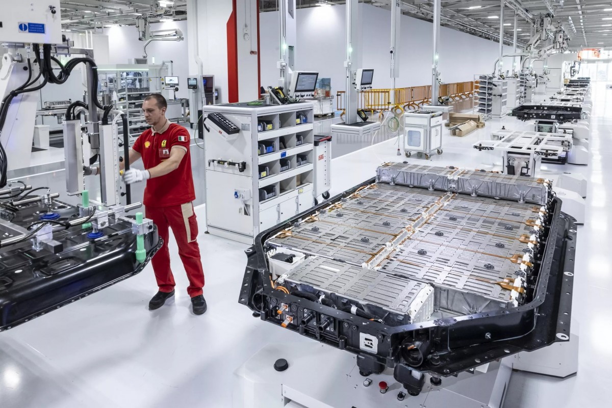 Elettrica採用122 kWh鋰電池組,其電池結構嵌入底盤中,讓重心降低80 mm,進一步提升車輛穩定性。