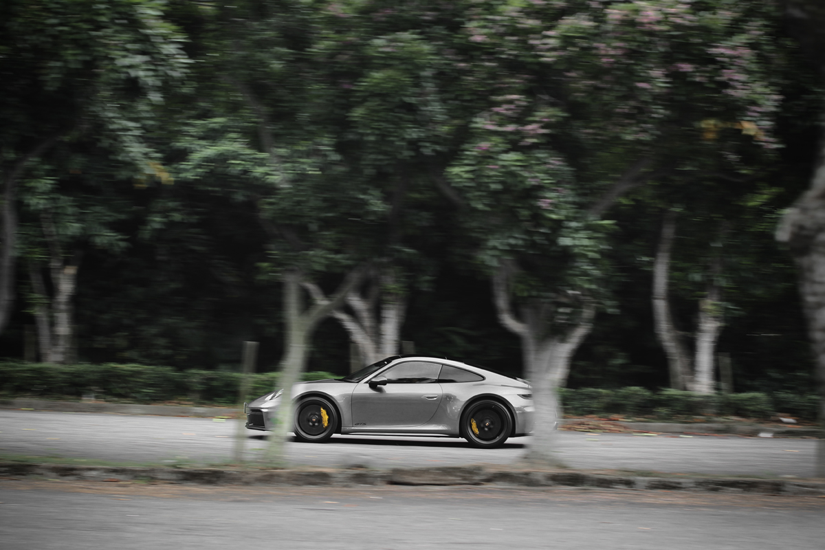 受惠於油電系統助益,911 Carrera GTS起步反應比911 Carrera來得更加輕快敏捷。