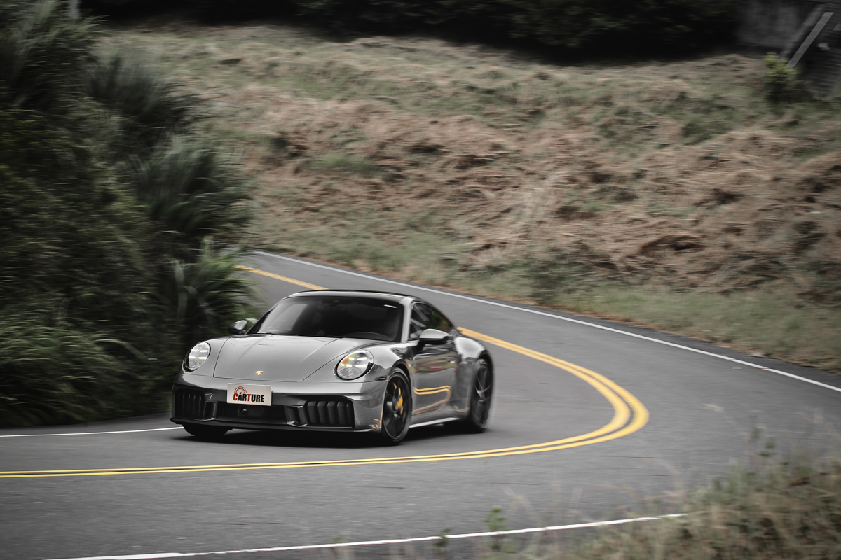 T-Hybrid系統讓911 Carrera GTS出彎踩下油門無需等待就立即獲得動力。