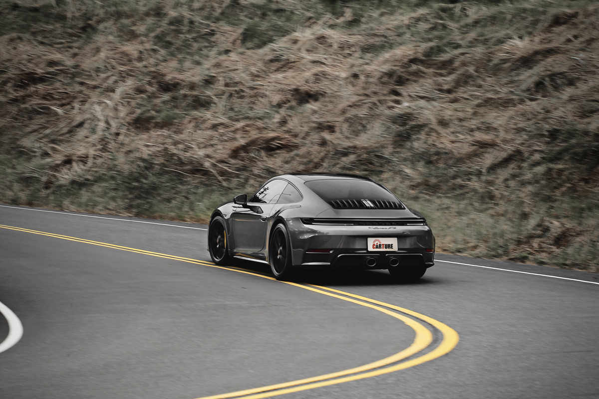 彎中PASM與後輪轉向讓911 Carrera GTS沒有太多側傾,車尾也有靈活的反應。