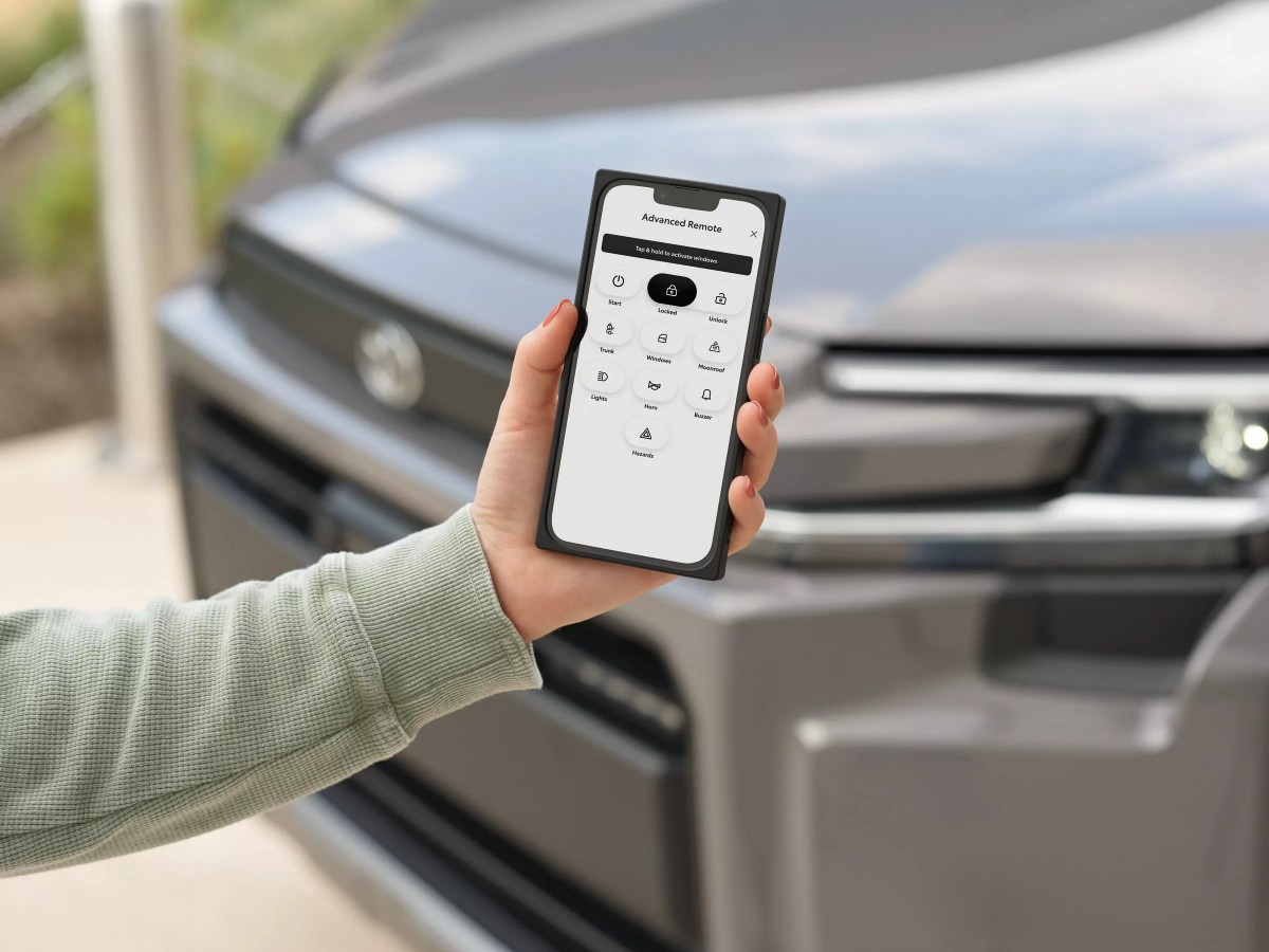 透過Toyota手機App，車主更可遠端啟動與停止充電、開啟車燈、車窗或後車廂，拓展車輛操作的靈活性。