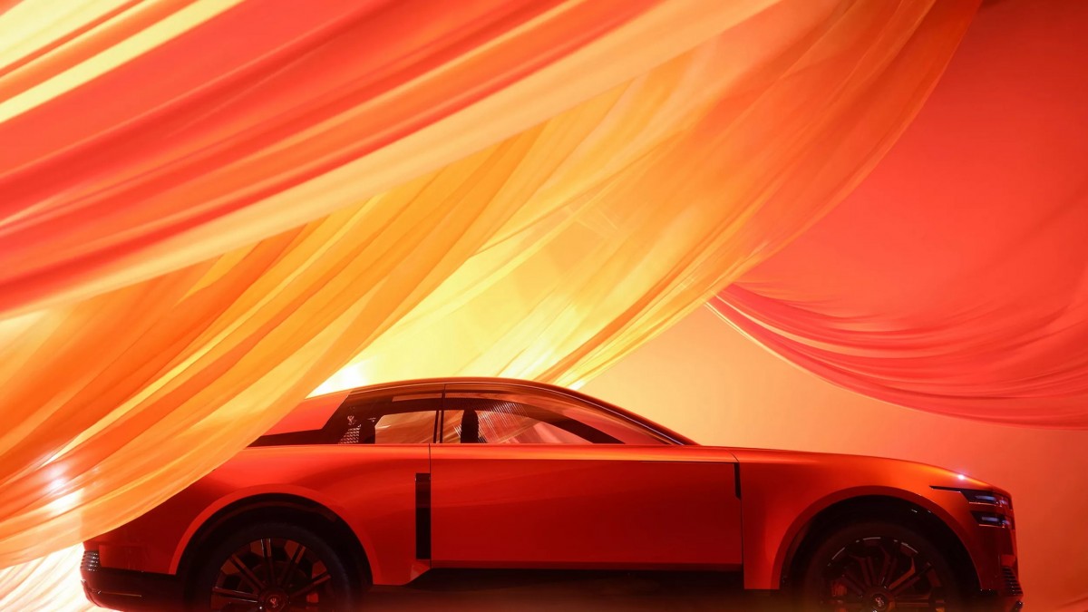 Century也表現出類似Rolls-Royce的「訂製精神」,顯示品牌未來將可為客戶提供客製化服務,進一步強化其「無可取代的獨一無二」形象。