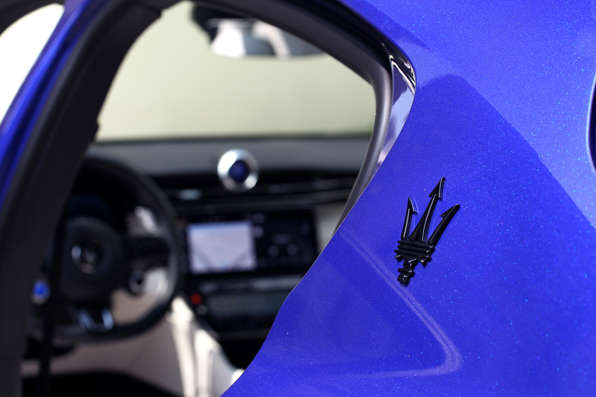 葉子板與C柱附有Modena及Maserati銘牌。