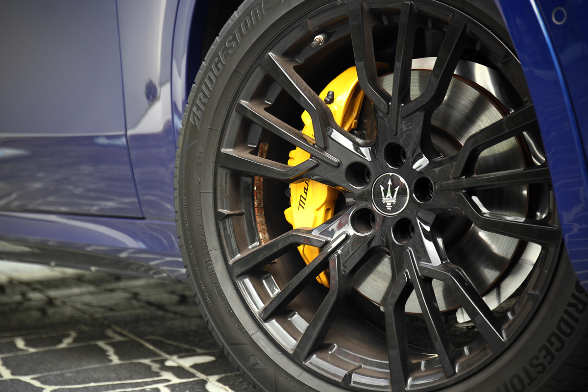 輪胎規格為前255/40 R21、後295/35 R21。