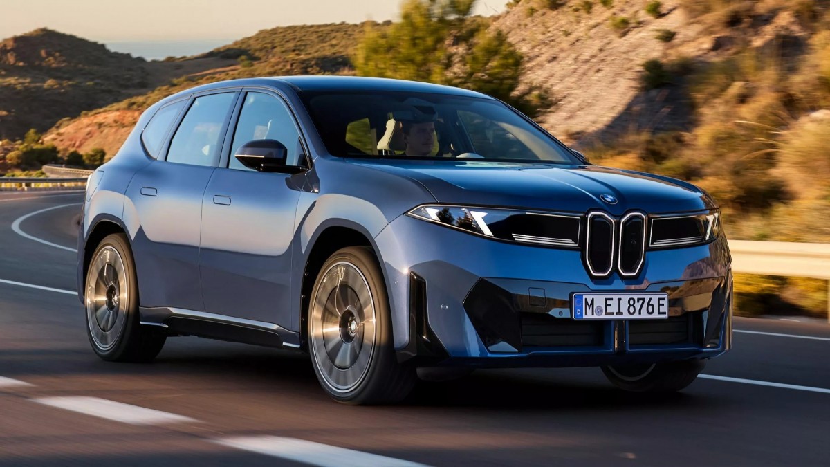 BMW iX3採用全新開發的Neue Klasse電動車平台,整合更高效能的電池模組與驅動系統,打造出更優異的性能與續航表現。