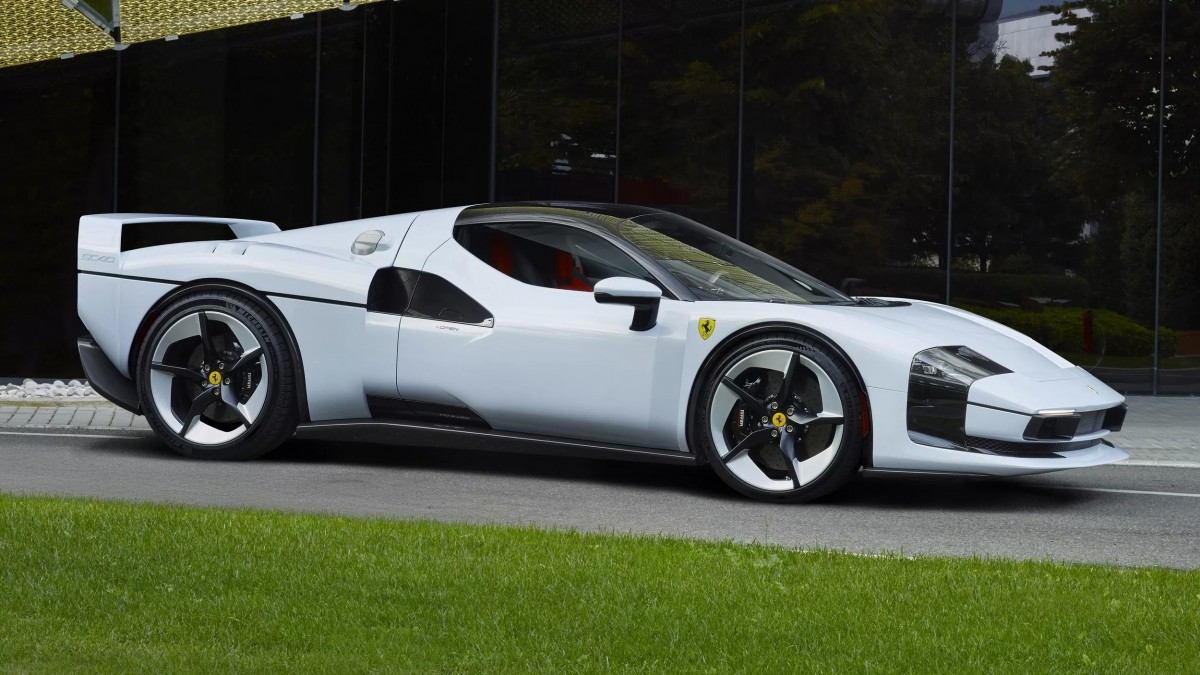 SC40基於Ferrari 296 GTB打造，擁有完全客製化的車體與內裝設計。