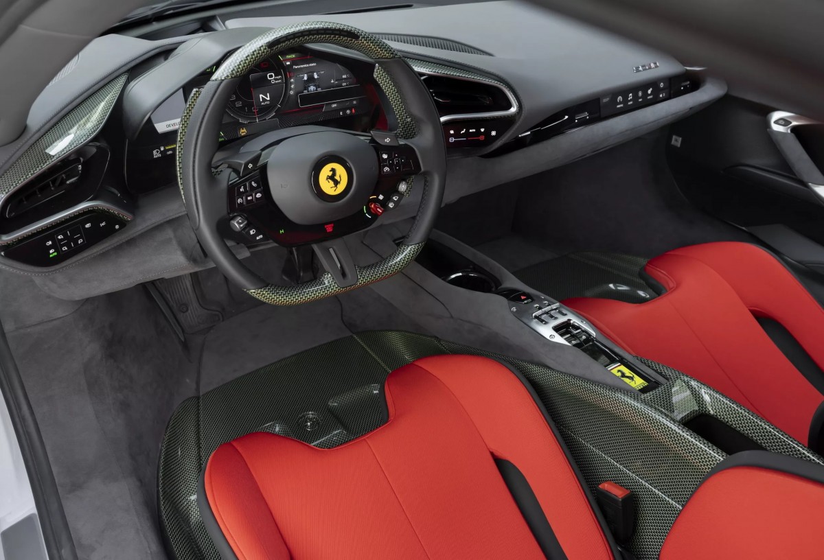 SC40內裝以碳纖維與Kevlar材質鋪陳，並首次在Ferrari現代車型中大量運用這種混合結構。