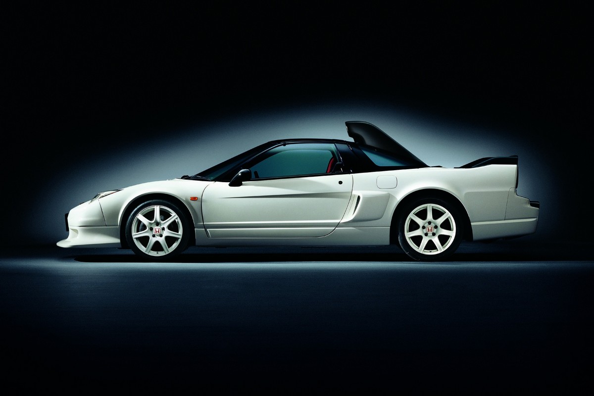 影片車款的車頂進氣裝置似乎是致敬NSX-R GT。
