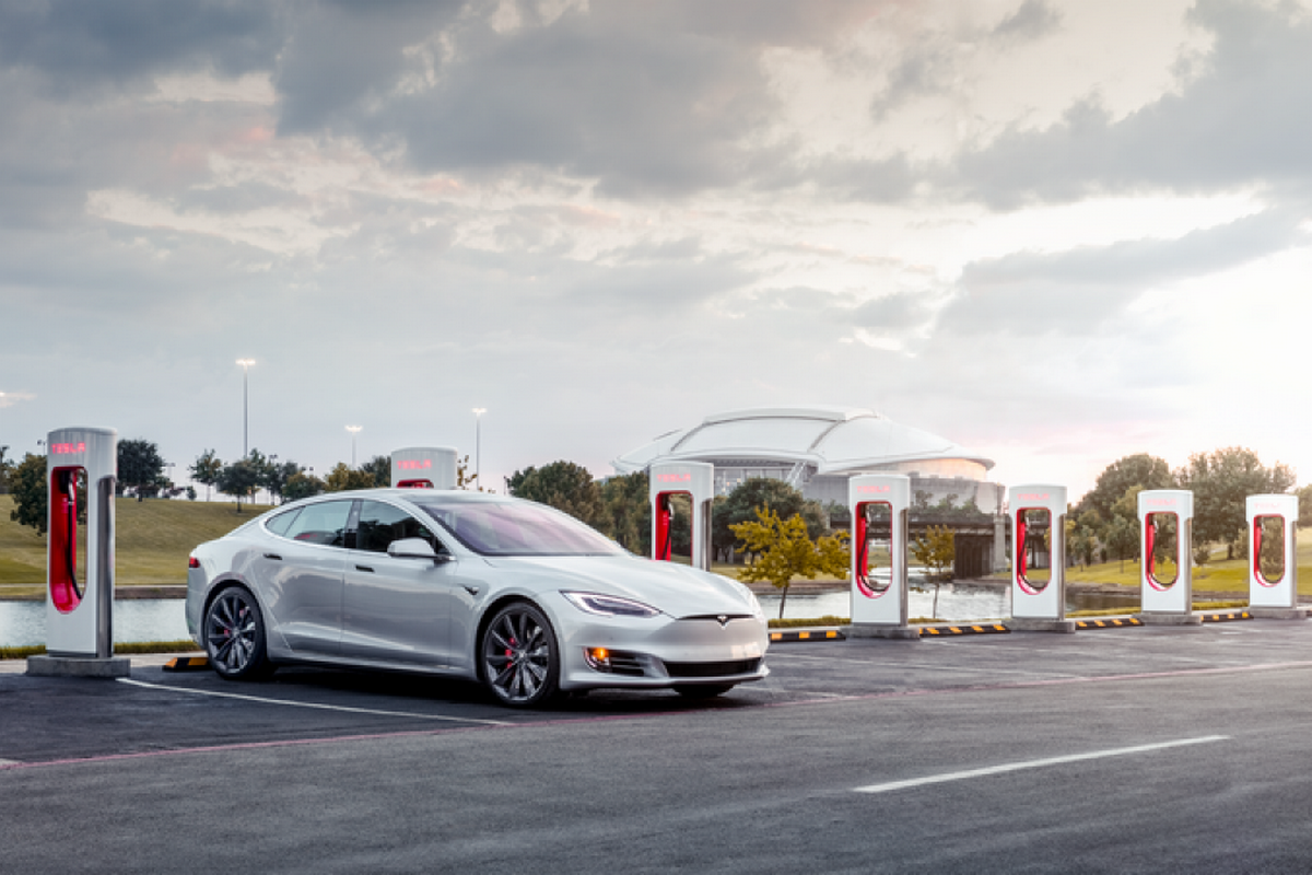 加拿大Tesla車主使用A2Z EV轉接器進行充電,但下一秒就發生爆炸,事後調查是充電設備故障未停止所致。