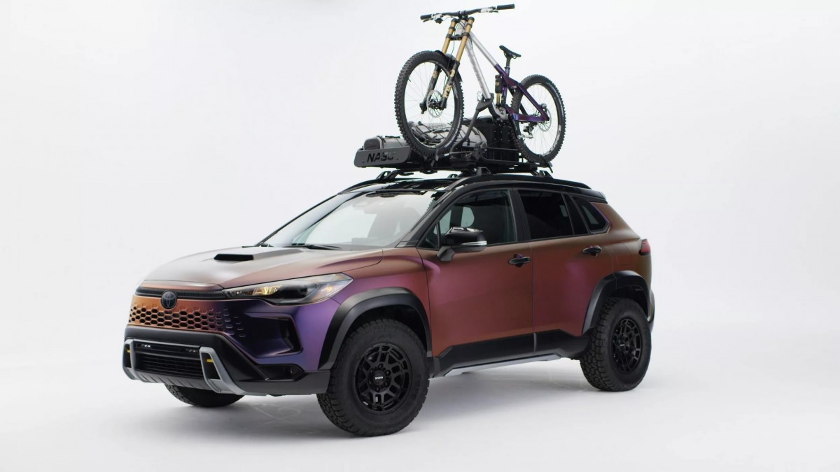 Toyota甚至在車頂架上擺放了一輛特製的越野登山自行車,作為對青年越野冠軍Asa Vermette的致敬。