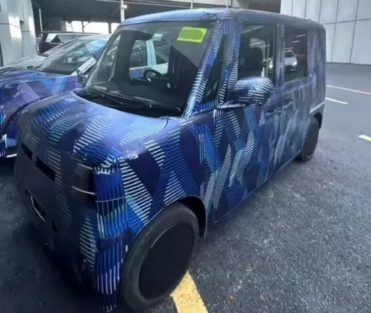 BYD的這款小型電動車將搭載一組20 kWh的LFP磷酸鐵鋰電池,在WLTC標準下續航可達約180公里。