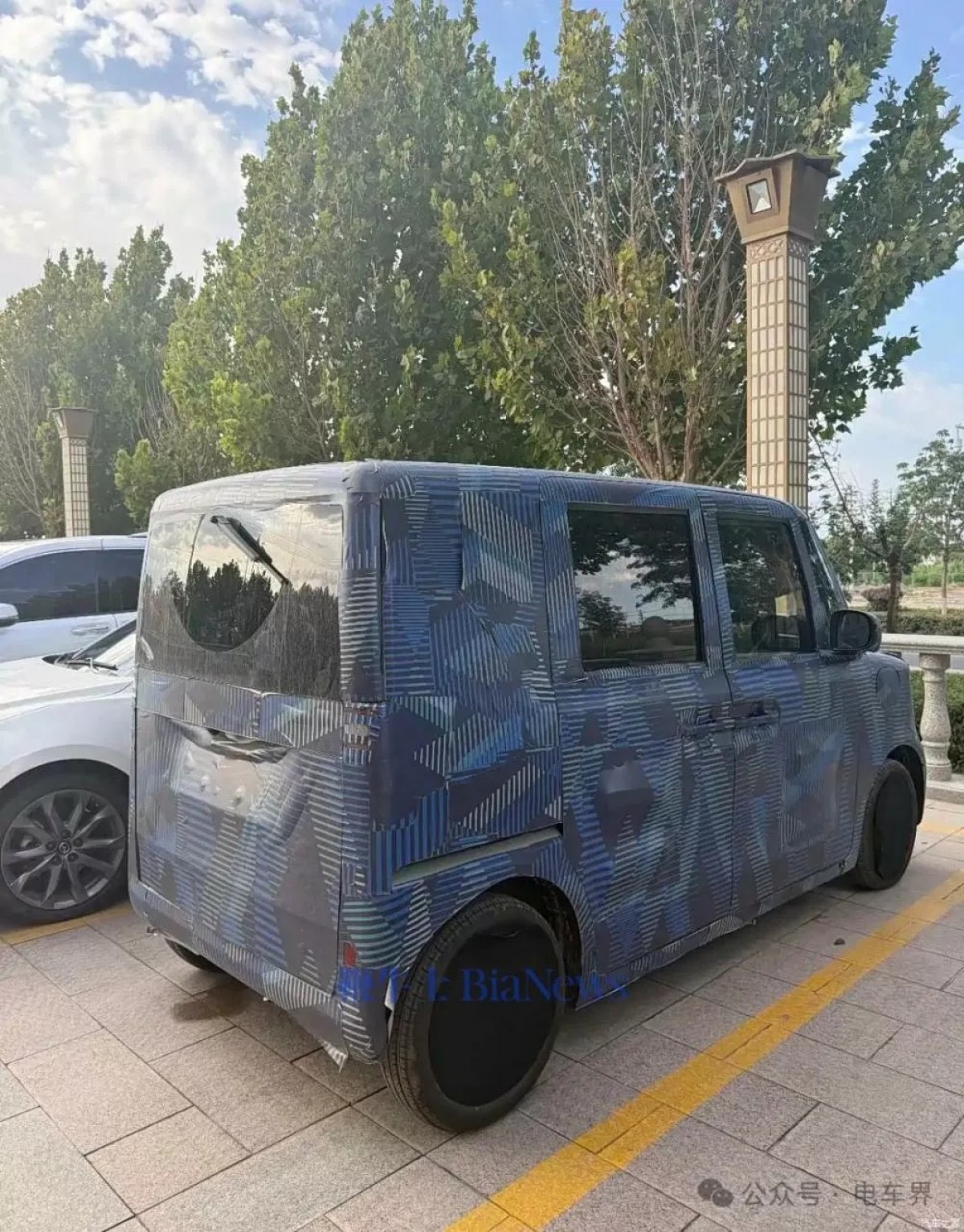 該車預期會支援100 kW直流快充,並搭載熱泵系統,以提升冬季續航效率與舒適度。
