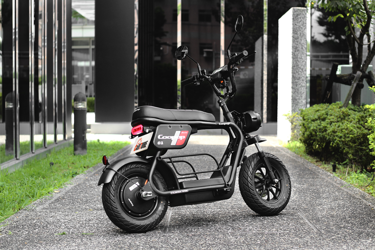 Coopop 01車身採鋁合金管材製成,車重含電池為43.3公斤。