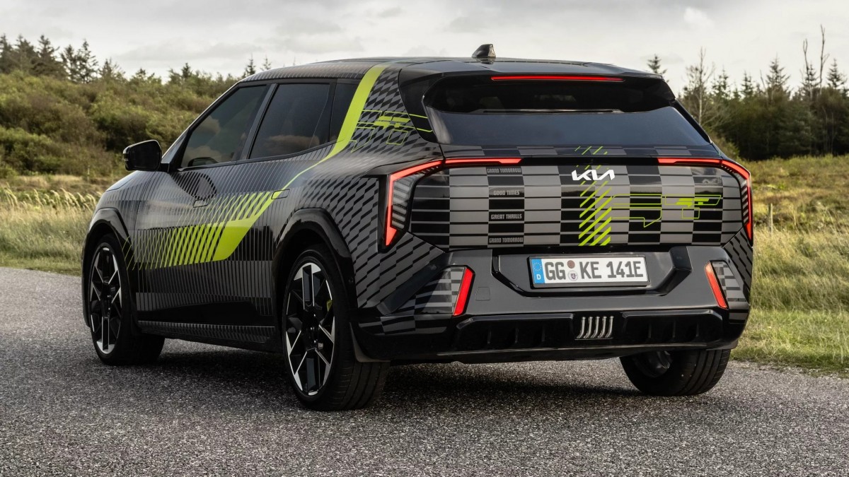 Kia並未公布完整動力細節,但預估EV4 GT將搭載雙馬達四輪驅動系統,最大輸出約400匹馬力。