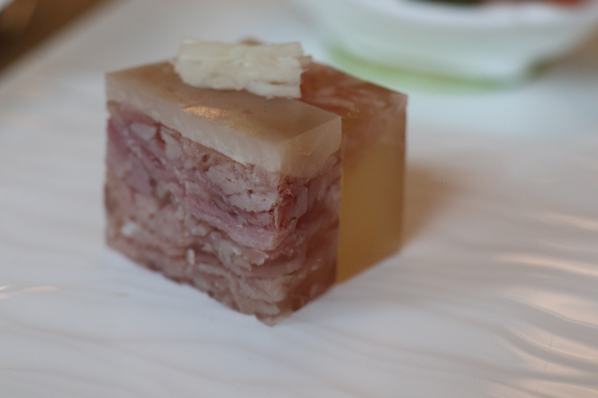 台北福華大飯店江南春「鎮江水晶胭脂肉」又名「肴肉凍」。(示意圖)