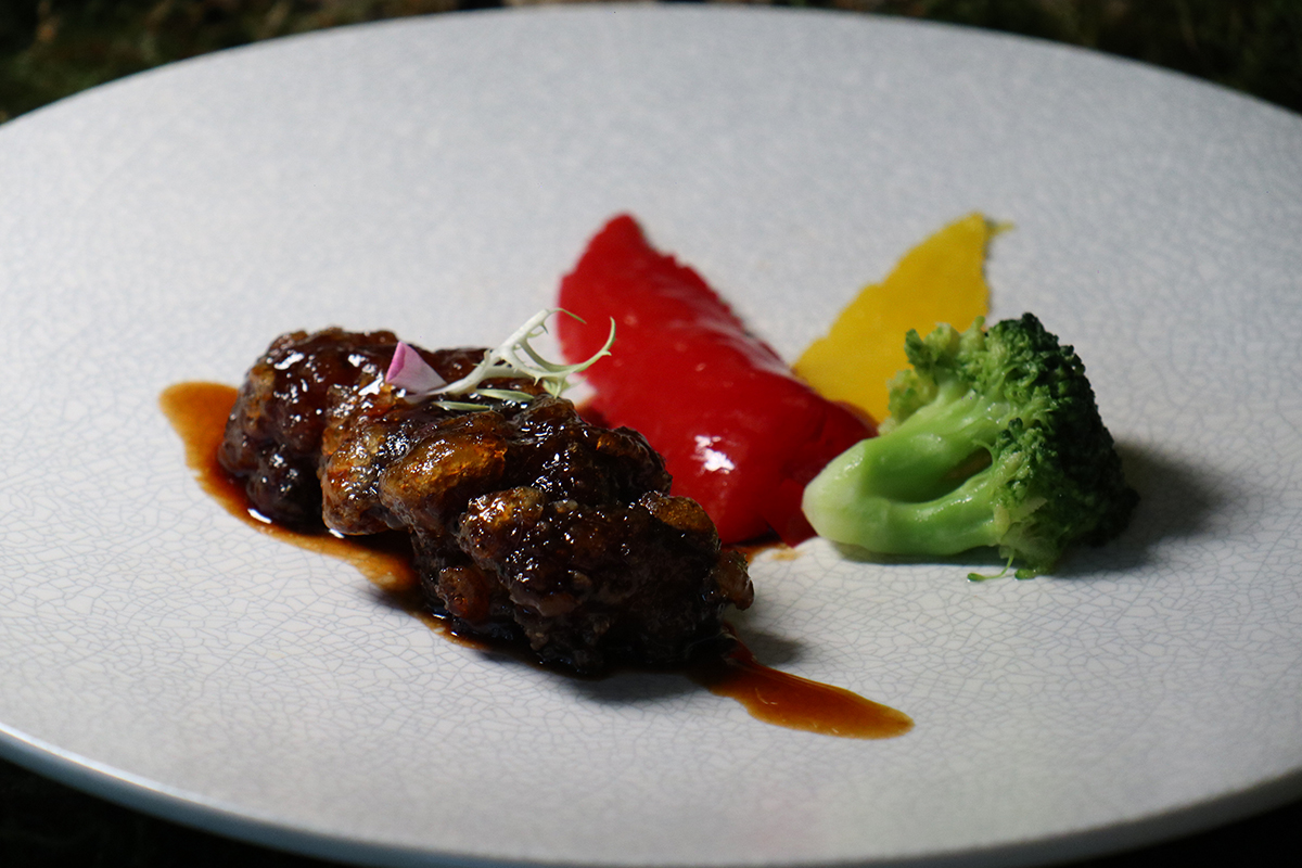 台北福華大飯店江南春招牌菜色之一「醍醐金牌脆烏參」。(示意圖)