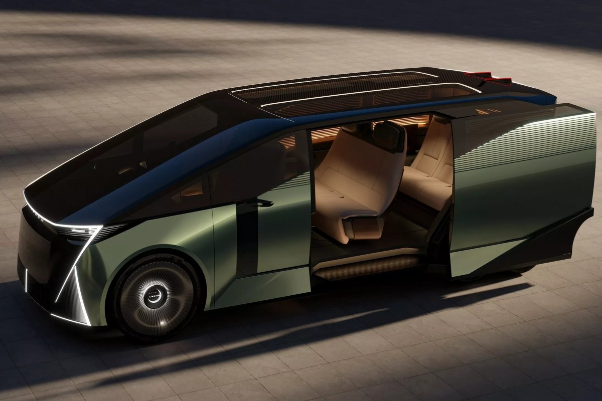 Lexus在日本移動展上發表了三款以LS為基礎的全新概念車型。其中最引人注目的就是這輛擁有六個車輪的超豪華LS Concept廂型車。