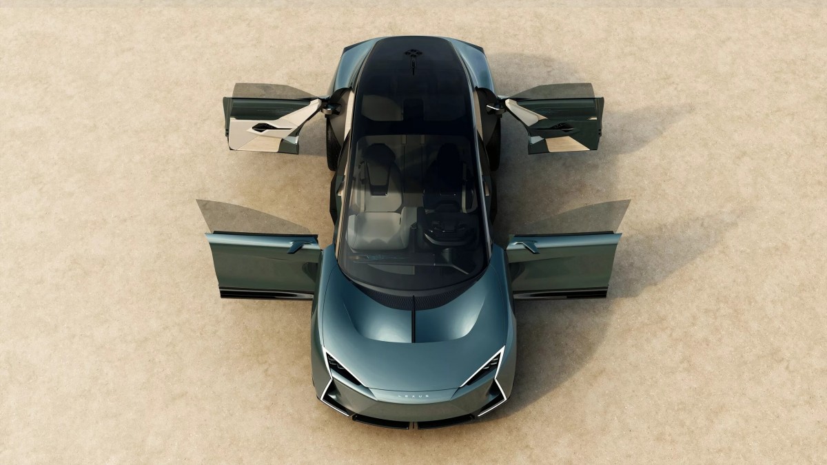 其最大亮點為Rolls-Royce式的對開車門與具木紋裝飾的延伸尾門，提供額外儲物空間。