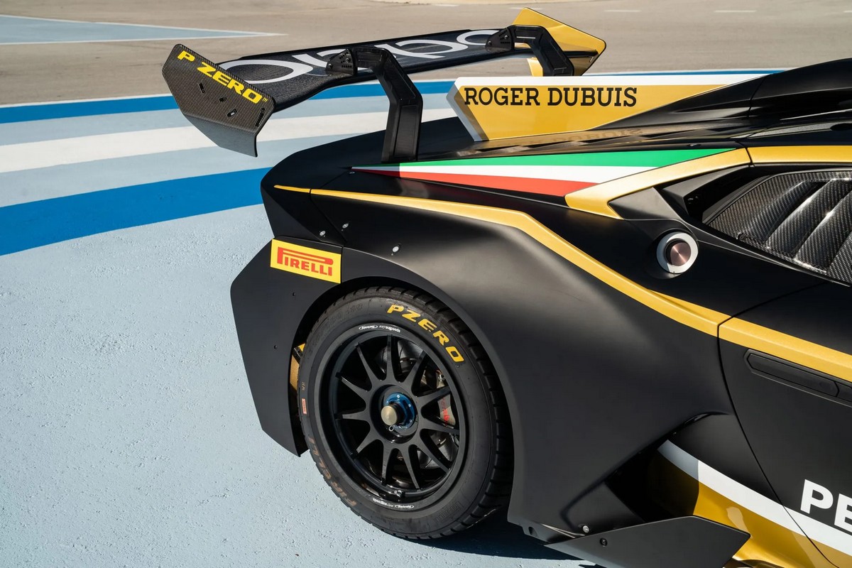 因為車輛是Super Trofeo賽事車款,因此裡外配置都符合賽事規範。