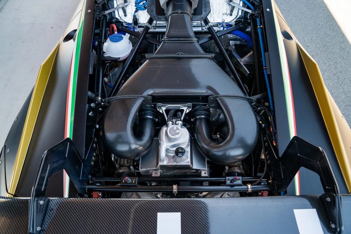 搭載5.2升V10引擎。