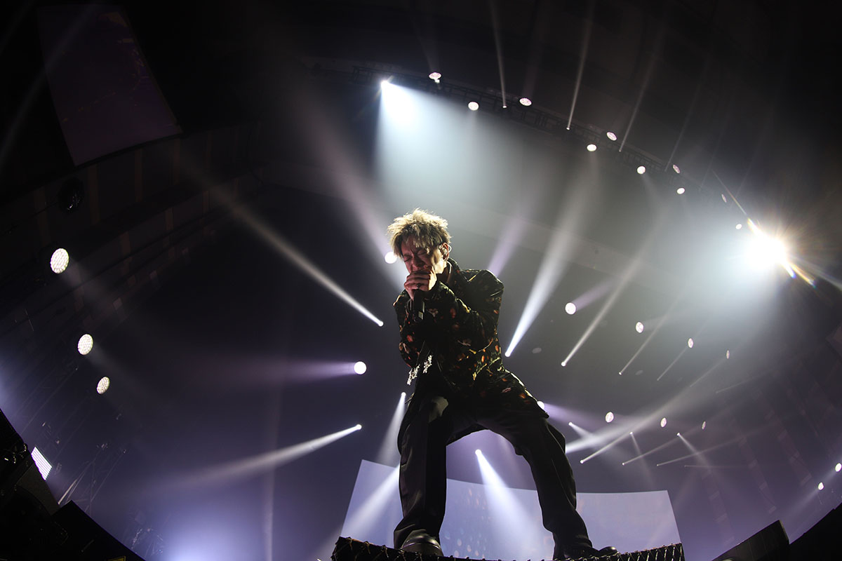 【車勢星聞】佐藤健來台舉辦見面會，驚喜從6樓觀眾席現身。（圖：KKLIVE提供） 