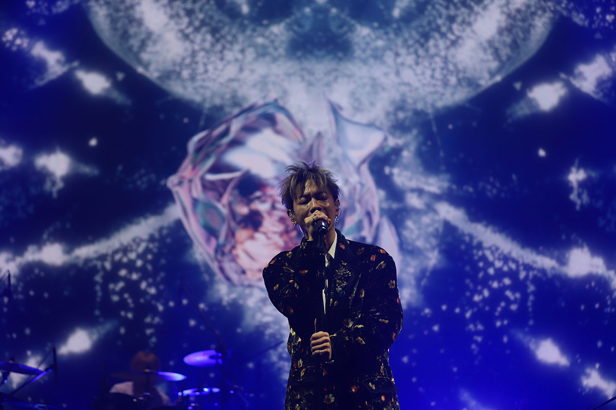 【車勢星聞】佐藤健來台舉辦見面會，驚喜從6樓觀眾席現身。（圖：KKLIVE提供） 