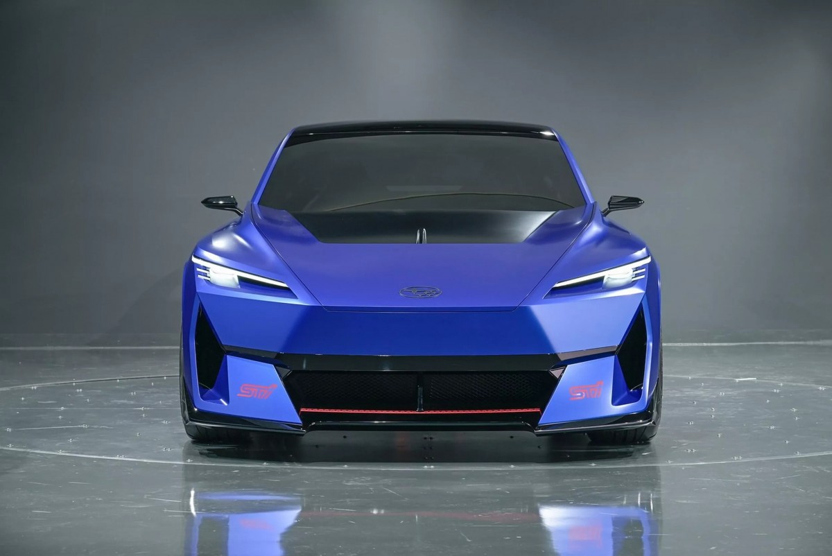 車頭有著銳利的LED頭燈、大型前保桿進氣口，車身線條也相當剛硬有型。