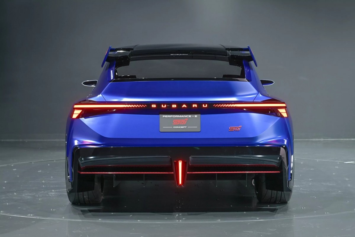 車尾同樣展現出極爲性能的樣貌，也可以看出車輛的寬體設計。