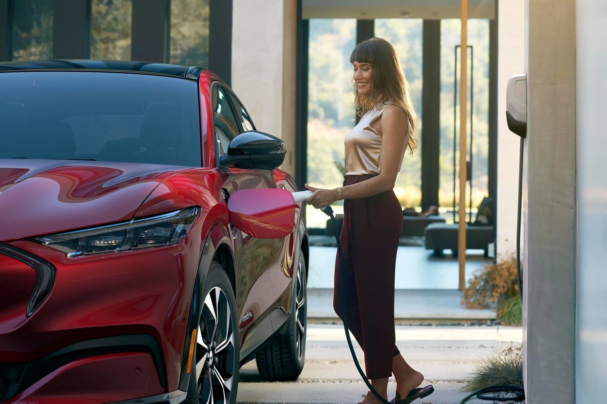 必須推出更便宜的電動車才有對抗能力。